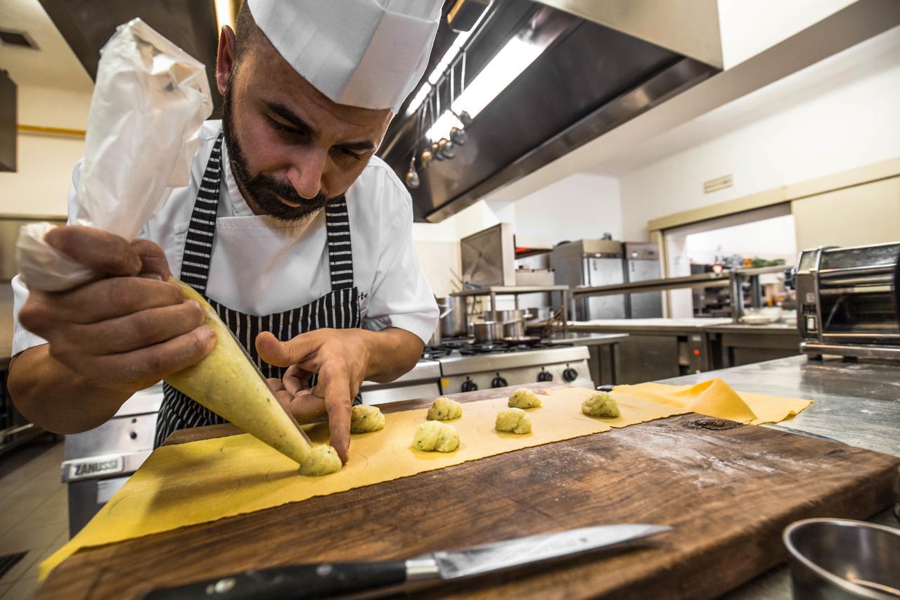 Bagni Di Pisa Palace & Thermal Spa - The Leading Hotels Of The World San Giuliano Terme Eksteriør bilde A pastry chef making gnocchi