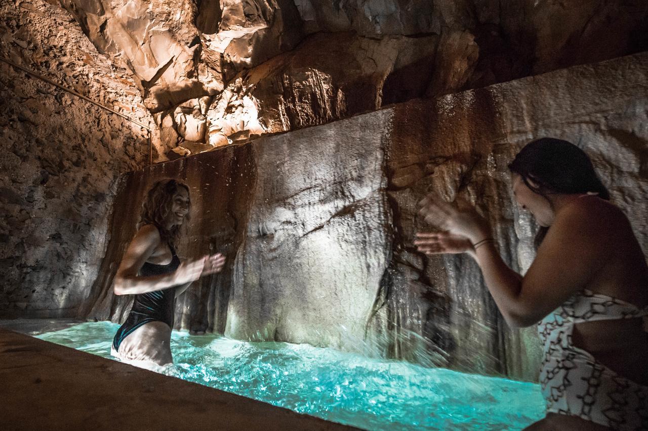 Bagni Di Pisa Palace & Thermal Spa - The Leading Hotels Of The World San Giuliano Terme Eksteriør bilde Visitors at the Grotta Bianca